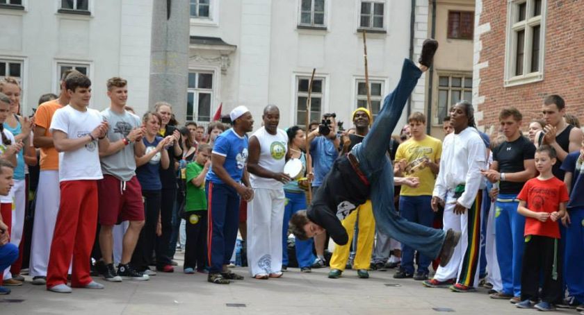 Capoeira na placu w każdy wakacyjny piątek | Zajęcia dla dzieci i dorosłych