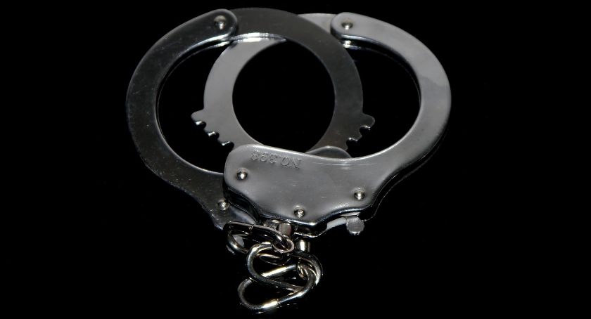 Ukryty nocą w parku wykrzykiwał do policjantów wulgarne wyzwiska