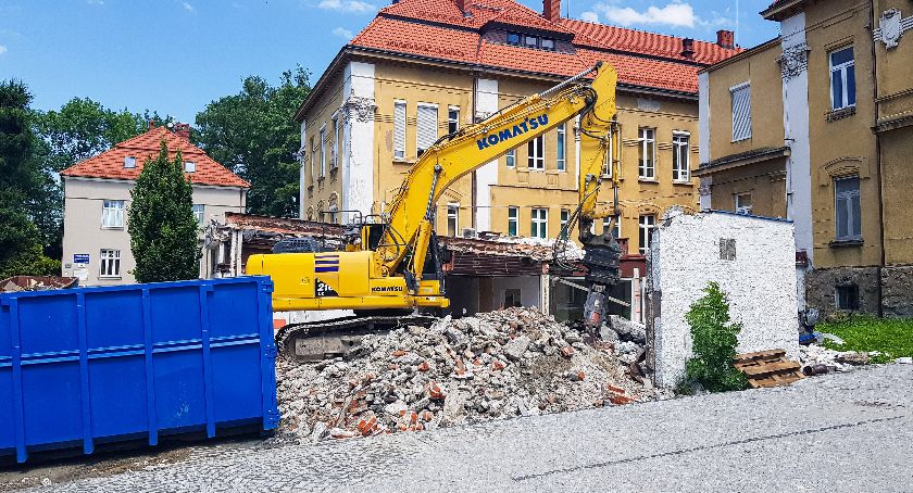 Wyburzono przybudówkę nie pasującą do historycznej elewacji Bielskiego Centrum Onkologii