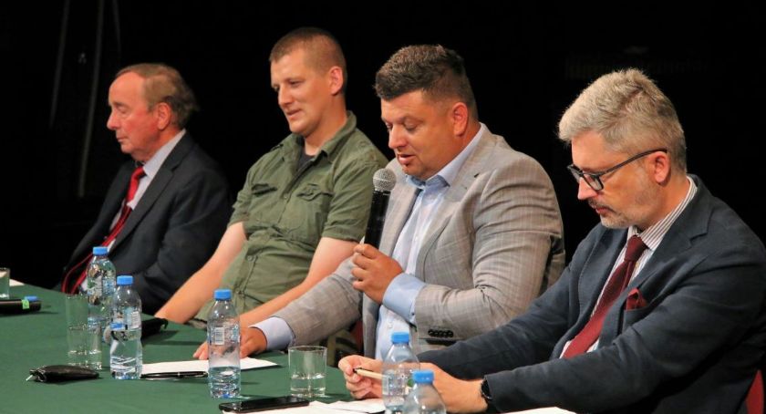 Debatę w sprawie spalarni zorganizował Urząd Miejski. Przeciwnicy protestowali na zewnątrz