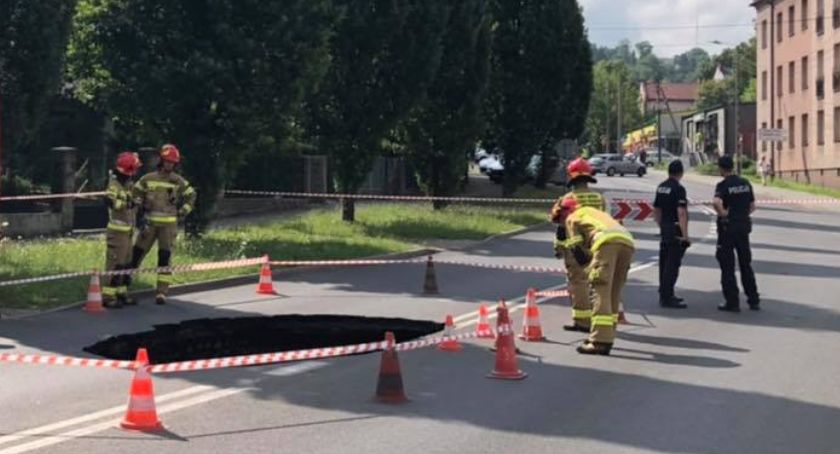 W jednej z cieszyńskich ulic powstała wyrwa | Wytyczono objazdy