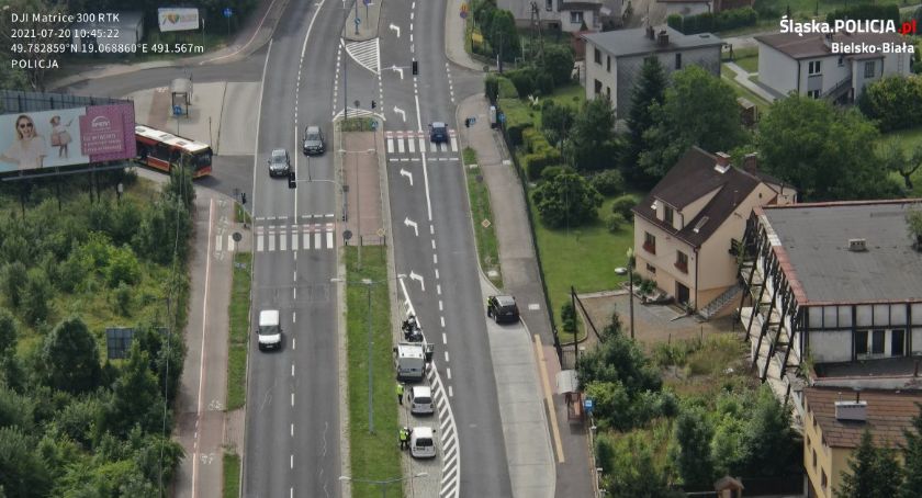 Dron sprawdza czy kierowcy trzymają się prawego pasa FOTO