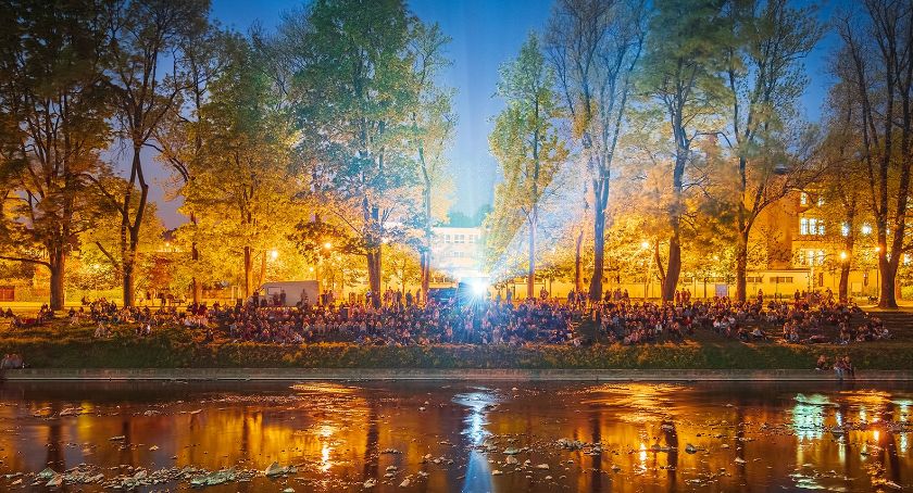Planuj weekend w Beskidach: wielkie święto kina, czworonożni ratownicy, drwale i kończący się TKB