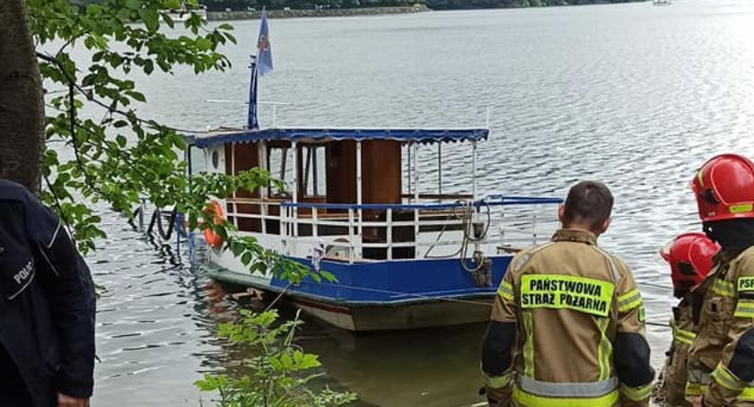 Akcja ratunkowa przy statku wycieczkowym tonącym na Jeziorze Żywieckim FOTO