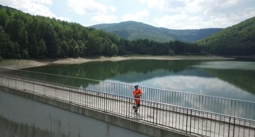 Aktorzy bielskiego Teatru i Aqua S.A. wspólnie nakręcili teledysk do piosenki Cicha Woda