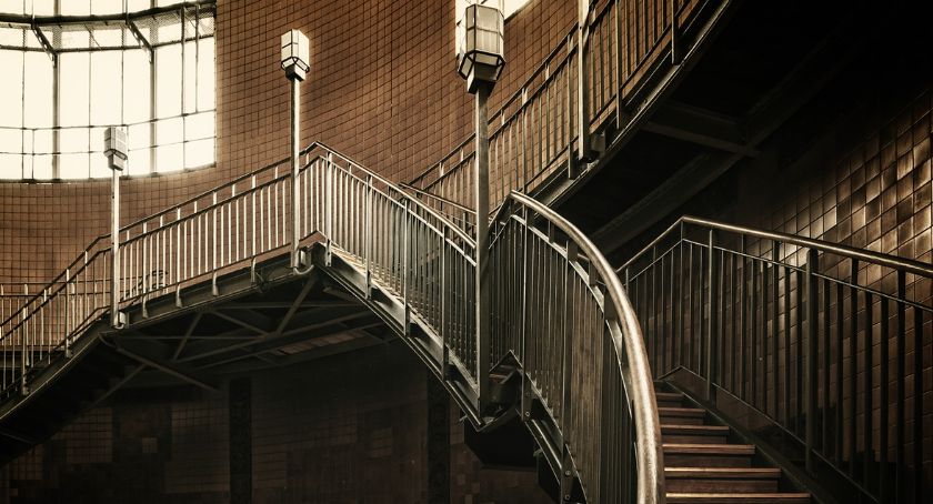 Poręcze i balustrady. Z czego powinno się je wykonywać, aby były w pełni bezpieczne?