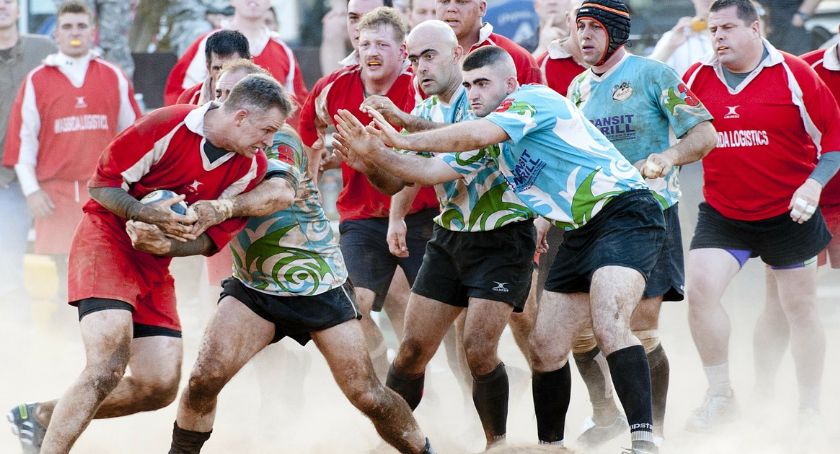 Różnice między futbolem amerykańskim, a rugby.