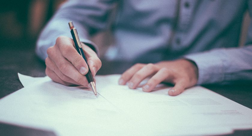 Pomoc oferowana cudzoziemcom po przybyciu do Polski. Odkryj zyski na start!