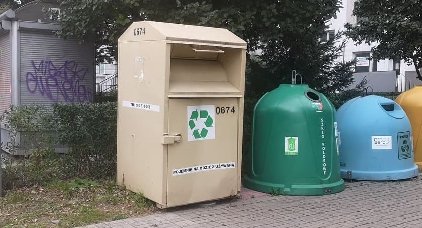 Przepełnione pojemniki na używaną odzież w Bielsku-Białej | Jak miasto poradzi sobie z tym problemem?