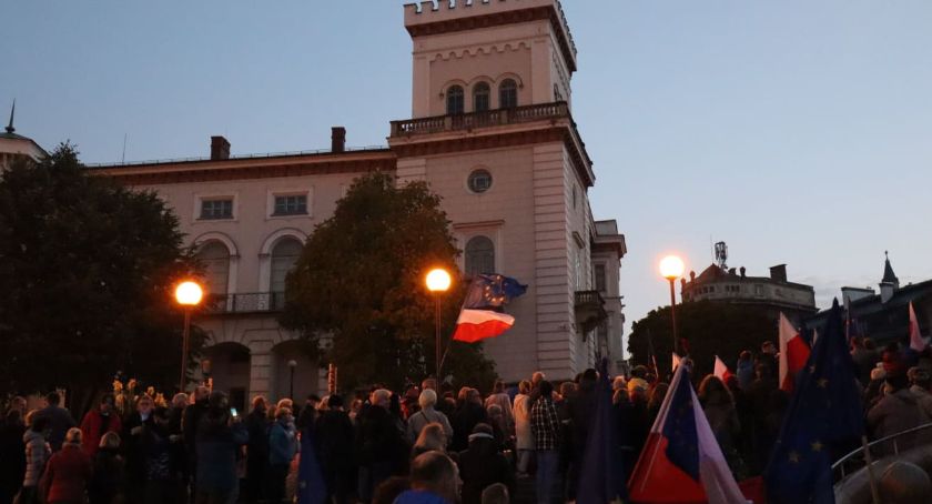 [FOTO] Tłumy demonstrantów na Placu Chrobrego. Protestowano również w Cieszynie