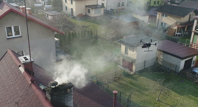 Dron nad Ustroniem sprawdzi co wydobywa się z kominów