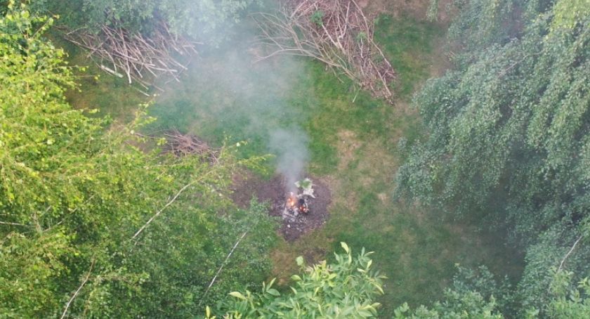 Dzięki dronom namierzono dwa miejsca, w których spalano odpady