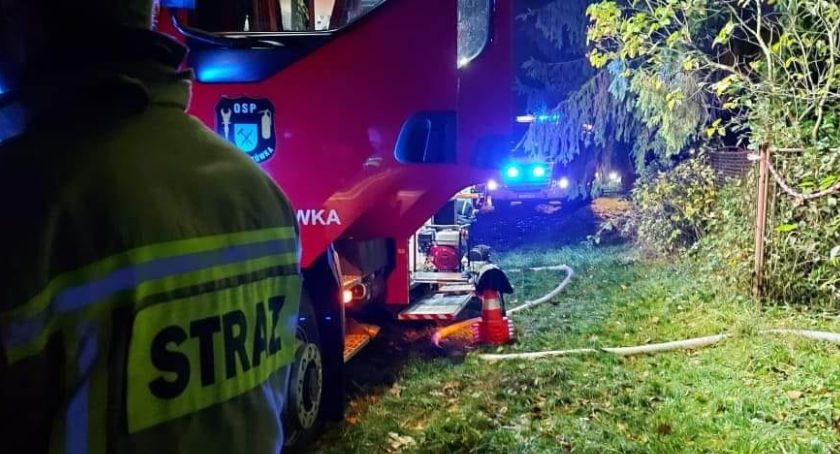 Pożar samochodu baraku w Bierach. W środku znaleziono zwęglone ciało kobiety