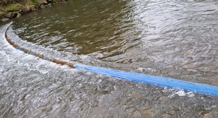 Rura odprowadzająca ścieki odkryta w górskiej rzece