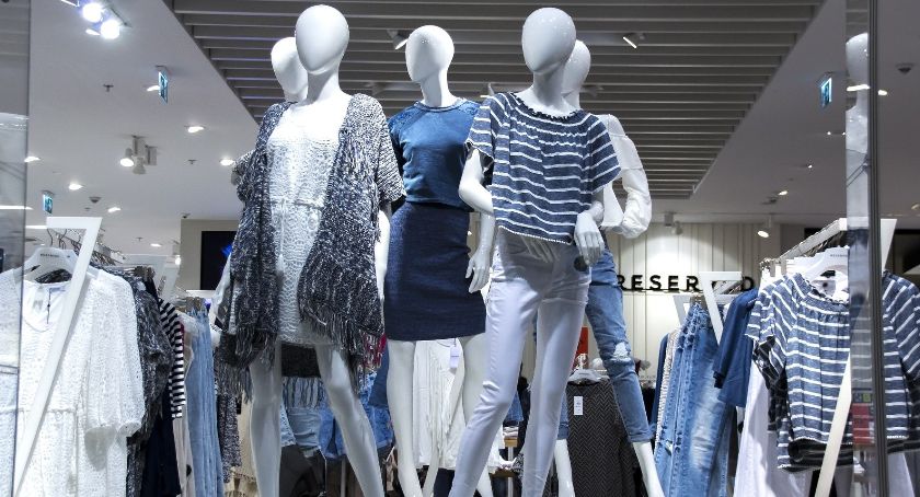 Te ubrania warto mieć w garderobie na jesień i zimę 2021/2022
