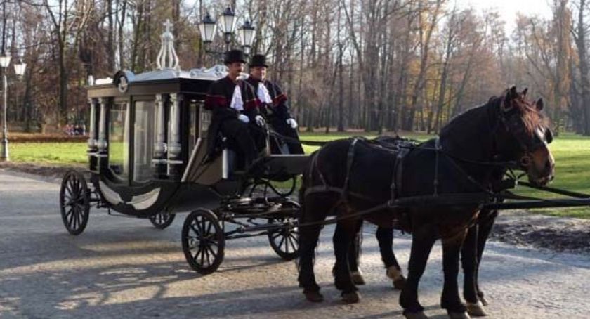 Zabytkowy karawan ceremonialny z XIX wieku. Jak znalazł się w Bielsku-Białej?