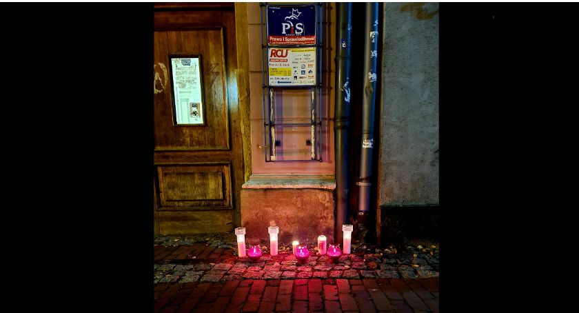 Znicze pod bielskim biurem PIS w związku ze śmiercią w Pszczynie 30-latki w ciąży