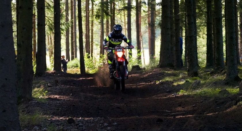 Policjanci z Ustronia walczą z motocyklistami rozjeżdżającymi lasy