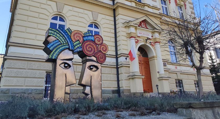 Przed Kubiszówką stanęła rzeźba, która jest efektem wspólnej pracy mieszkańców