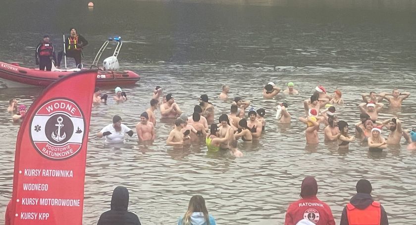 Wielkie morsowanie z Mikołajem na żywieckiej plaży FOTO