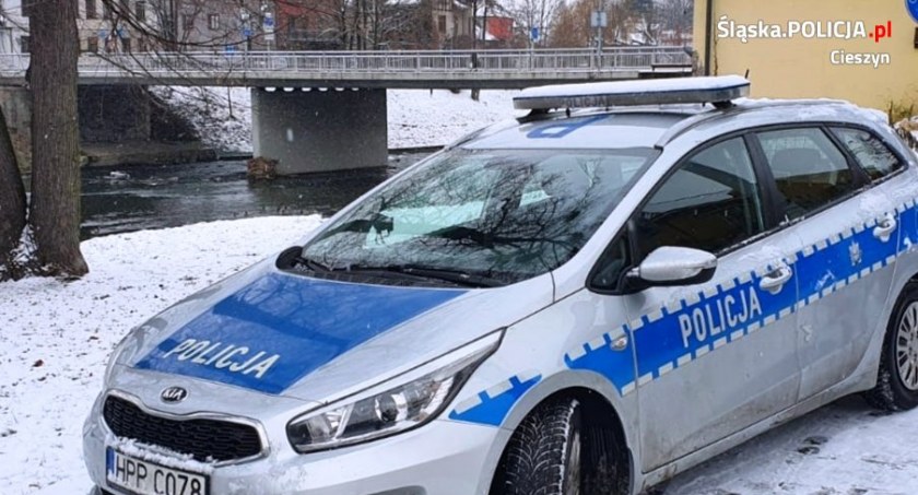 Senior z Czech wpadł do rzeki, z pomocą ruszyła polska Policja