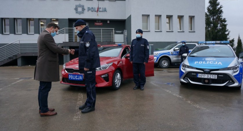 Nowe oznakowane i nieoznakowane radiowozy bielskiej policji