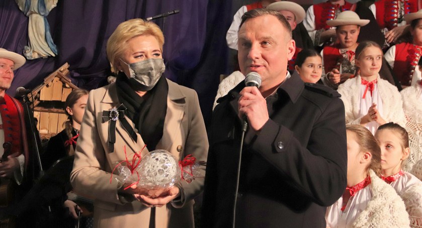 Andrzej Duda z żoną wzięli udział w świątecznym koncercie w Istebnej [FOTO]