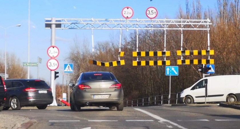 Czy znajdą sposób na kierowców walczących z bramownicą przy ulicy Kwiatkowskiego?