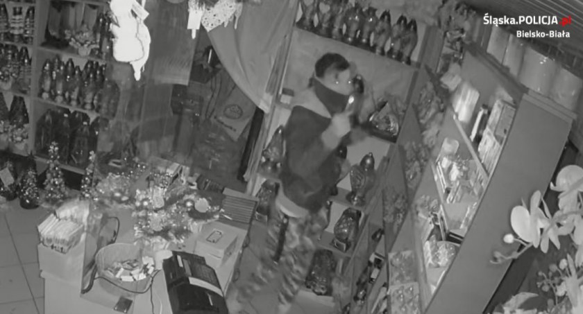 Włamali się do cmentarnej kaplicy i kwiaciarni | Rozpoznajesz ich? [FILM i FOTO]