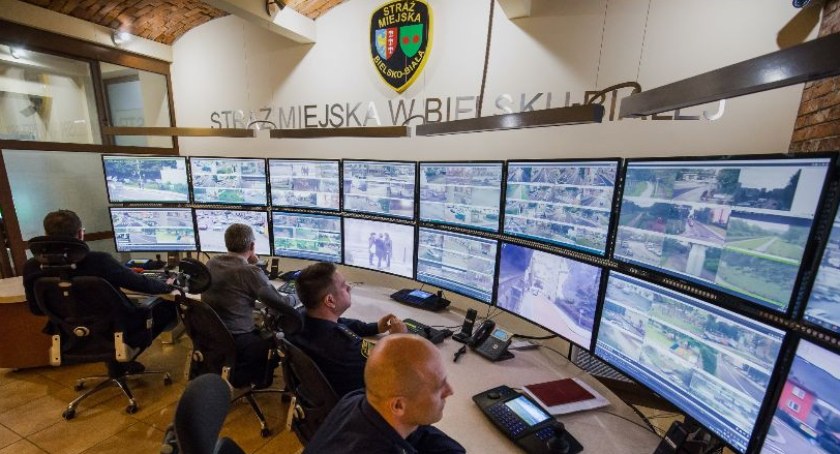 Pijany do nieprzytomności 15-latek leżał na trawniku na osiedlu Beskidzkim
