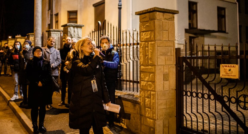 Pod bielską kurią odbył się protest pod hasłem Jak panu nie wstyd, panie Pindel?