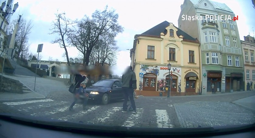O mały włos nie rozjechał rodziny z dziećmi | Wpadł przez narkotyki [FILM]