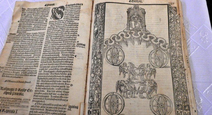 Odkryto najstarszą Biblię w diecezji bielsko-żywieckiej, ma prawie 500 lat [FOTO]