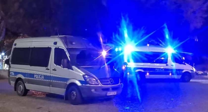 Znaleziono samochód w strumieniu, ciało kierowcy odkryto kilkadziesiąt metrów dalej
