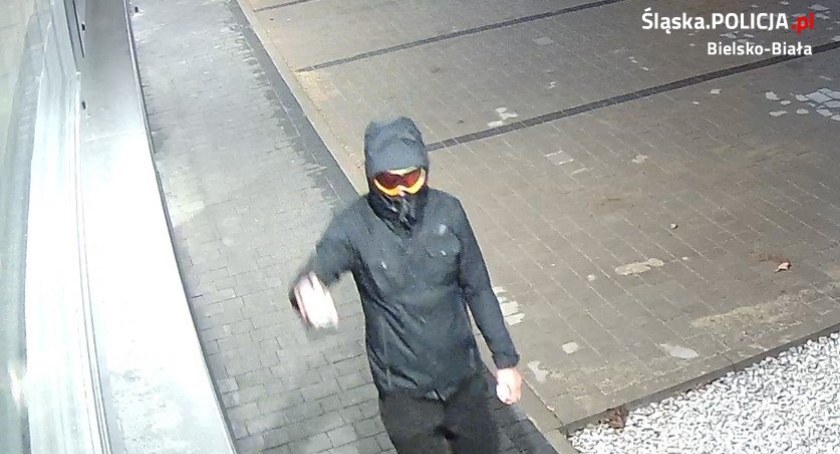 To on zniszczył elewację Beskidzkiej Izby Lekarskiej | Policja poszukuje sprawcy [FILM]