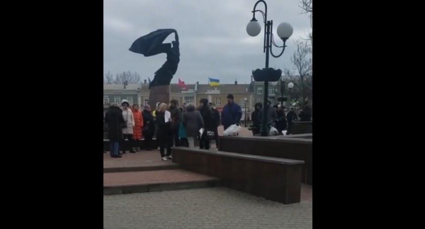 Rosyjski żołnierz zastrzelił mieszkańca Berdiańska, bo nie chiał oddać mu telefonu. Mieszkańcy protestują pod ratuszem