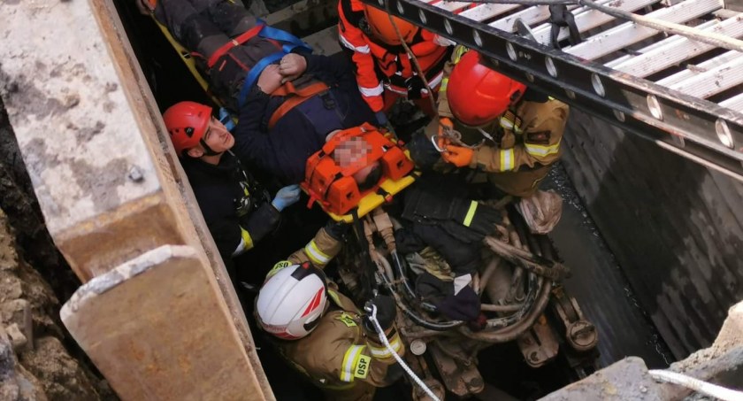 44-letni mężczyzna wpadł do głębokiego na 5 metrów wykopu [FOTO]