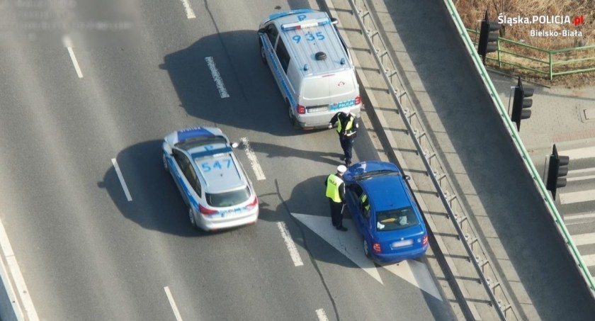Policyjny dron wykrył 150 naruszeń podczas kontroli bezpieczeństwa pieszych [FILM]