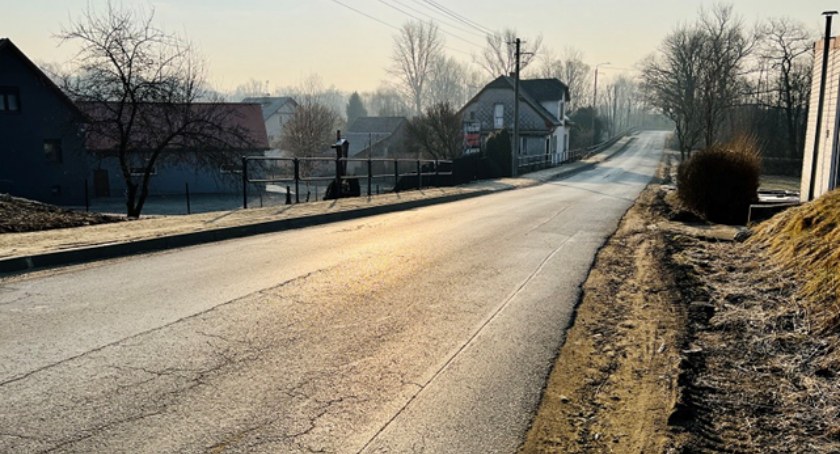 Dojdziemy już chodnikiem z Wilkowic nad Jezioro Żywieckie