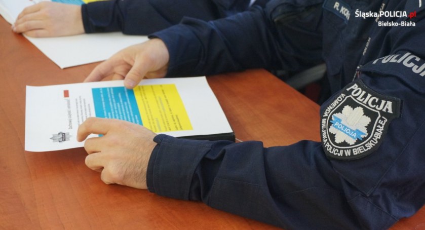 Bielscy policjanci tłumaczą uchodźcom na jakie zagrożenia muszą uważać