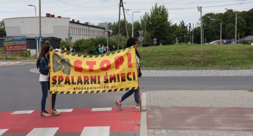 Protest pod bielskim Ratuszem przeciwko spalarni | Czy radni zmienią miejscowy plan zagospodarowania?