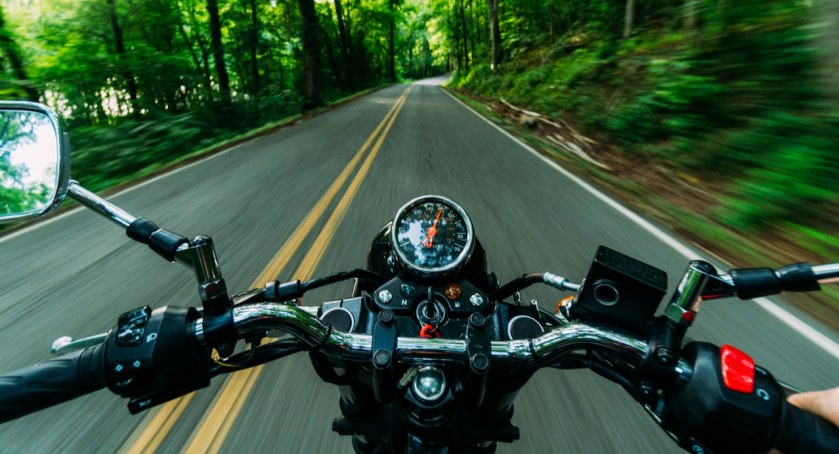 Pijany motocyklista wpadł, bo inny kierowca spowodował kolizję