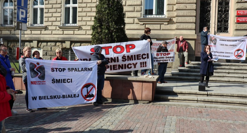 Zielone światło dla lokalizacji spalarni śmieci w Wapienicy | Pod ratuszem odbył się protest FOTO