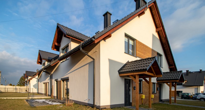 Piękny dom otoczony zapierającym dech w piersiach krajobrazem do sprzedania w Lipowej