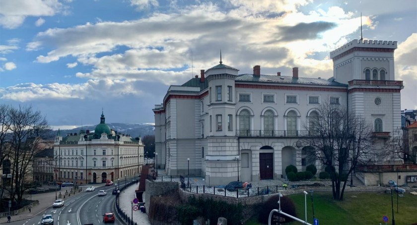 Koniec remontu wokół Zamku Sułkowskich | Jak zmieniło sie jego otoczenie? [FOTO]