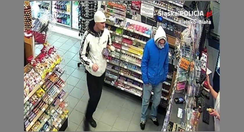 Płacili przywłaszczoną kartą w sklepie akwarystycznym, poszukuje ich policja [FILM]