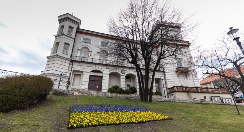 Flagę Ukrainy zasadzono przed bielskim zamkiem 