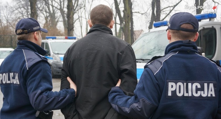 Poszukiwany schował się na dachu za kominem, a jego partnerka na strychu