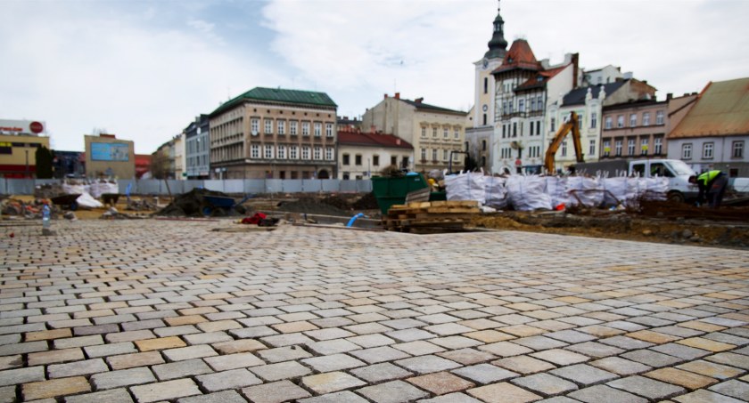 Na Placu Wojska Polskiego układana jest już kostka brukowa FOTO