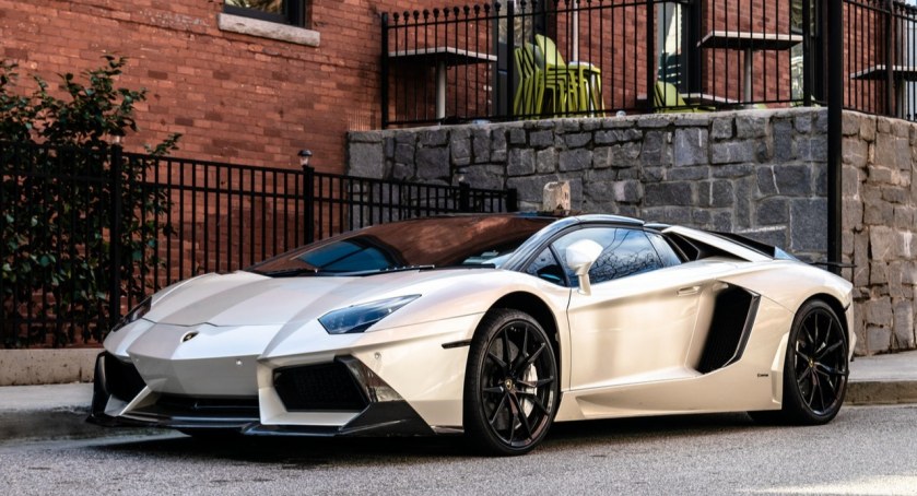 Wjechał lamborghini pomiędzy wiernych pod kościołem | Policja poszukuje świadków zdarzenia